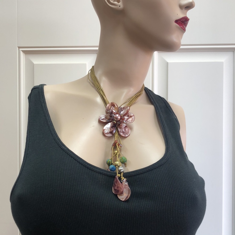 Shell Flower Necklace - Picture 2 of 16